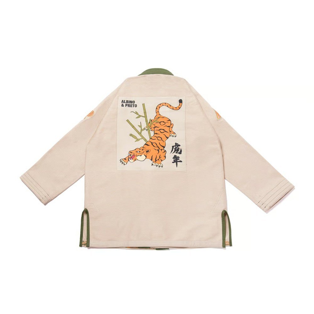Albino and Preto Tiger Sand Gi – back view